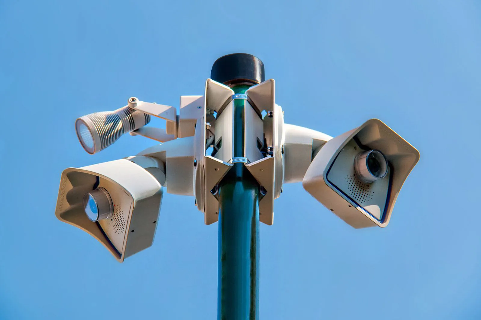 Überwachungskameras an einem Mast