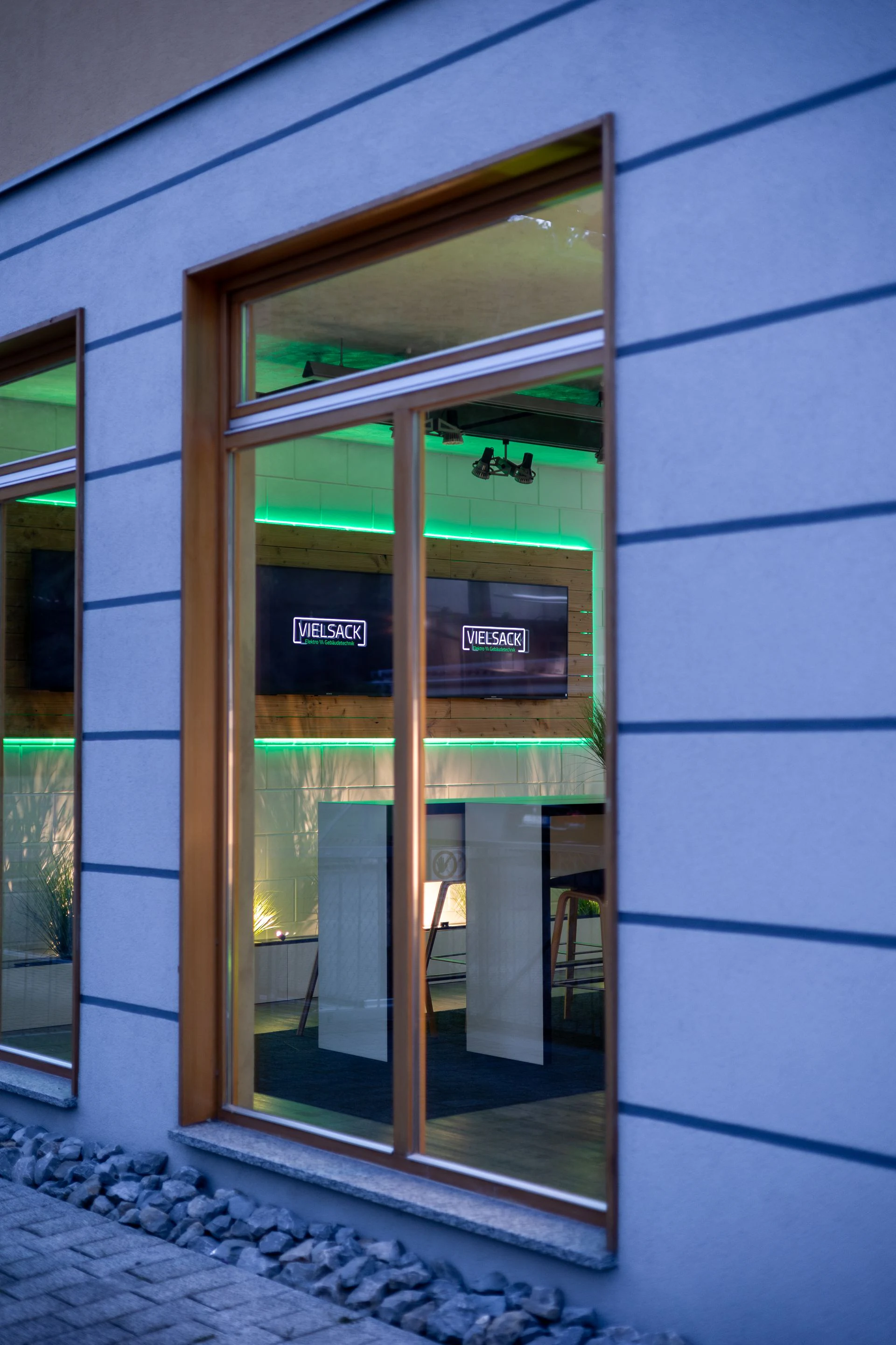 Fassade der Ausstellung mit gruener LED-Beleuchtung